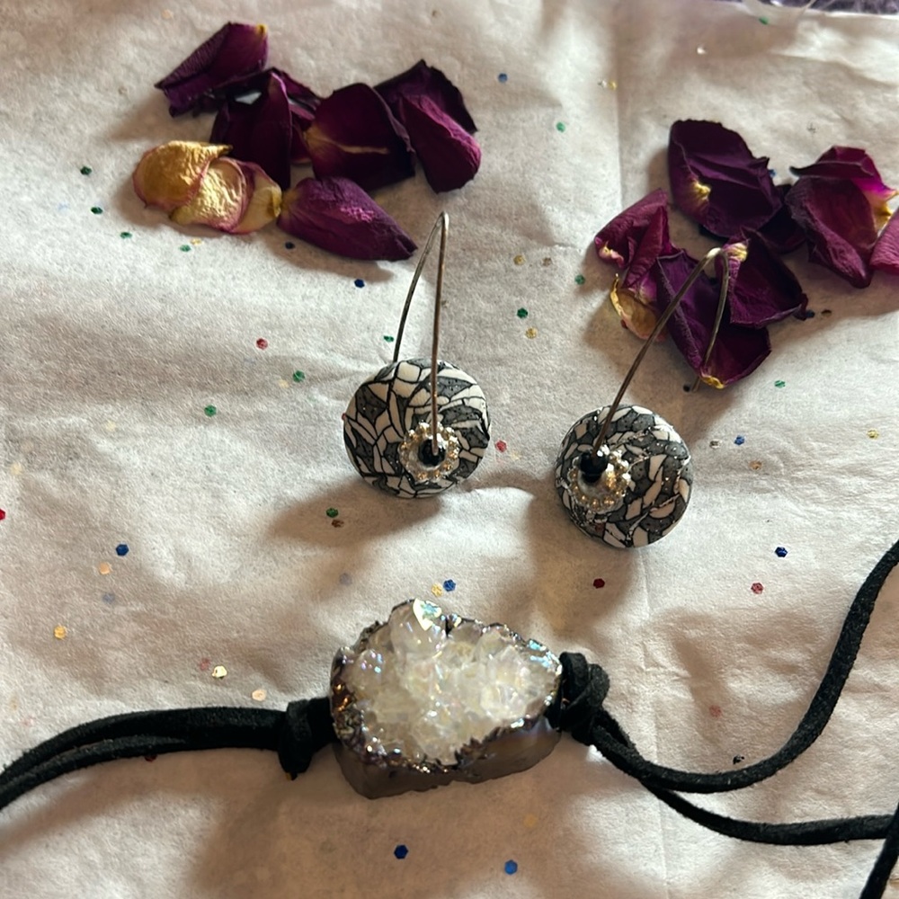 White quartz bracelet  and handmade black and white polymer earrings